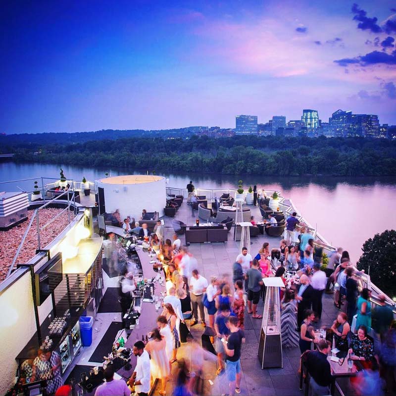 @watergatehotel - Bar Top of the Gate no terraço do The Watergate Hotel - pôr do sol com vista para o Rio Potomac em Washington, DC