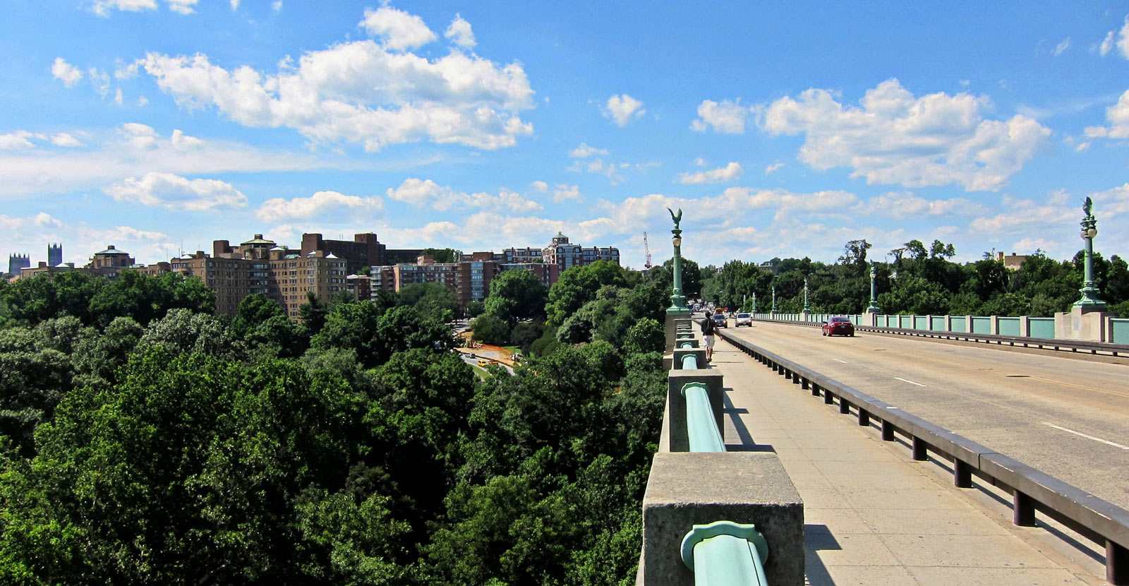 ワシントン DC のタフト橋から見たウッドリー パーク地区の眺め